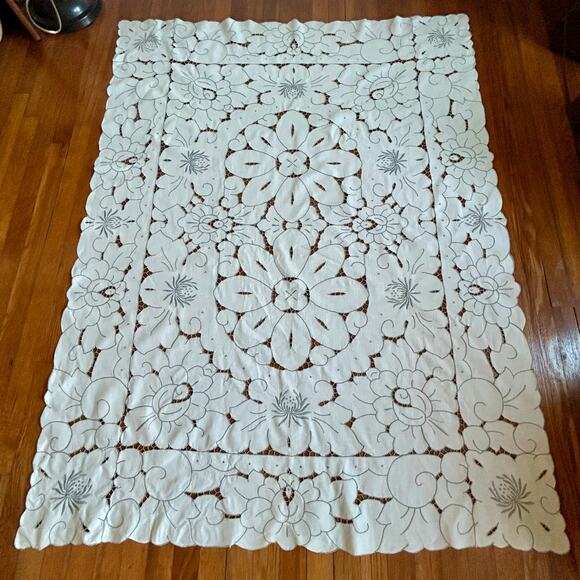 Vintage White Floral Cutwork Tablecloth Rectangle 63 x 48 - Picture 11 of 16